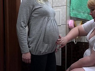 Eine Krankenschwester macht für eine schwangere MILF milchig Einlauf take haarige Muschi und massiert ihre Vagina. Verfahren unerwartet take Orgasmus enden. Fetisch Lesben.