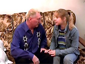 Adolescente rubia inocente chupa y folla flu polla de un anciano en un sofá