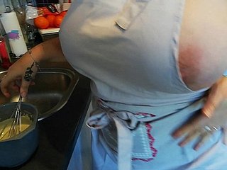 Beamy Perancis ibu rumah tangga bercinta di dapur