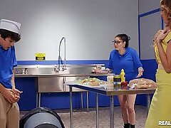 Linzee Ryder agrada um menino tesão em uma cozinha industrial