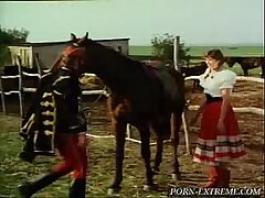 Soldier Memberikan Kuda ke Young Village Gadis