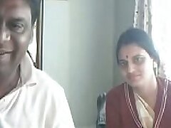 Horny India amatir dan jelek cewek pertunjukannya murung payudara pada webcam