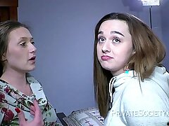 Nasty Teen Girls Go Lesbian voor de eerste keer
