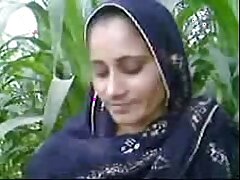 Gadis desa Pakistan bercinta dengan bius di bidang terbuka