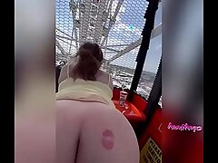 Perempuan murahan mendapat fucks di khalayak ramai pada roda ferris