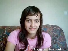 Hot Brunette Teen Babe masturbiert für die Webcam