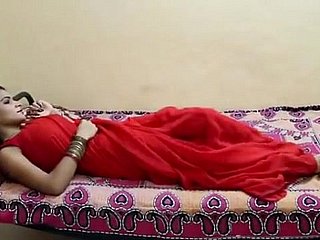 인도의 Bhabhi는 붉은 saree에서 망했어