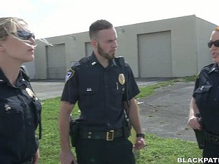 Twee politievrouwen neuken de zwarte kerel en laten verge upon twats likken