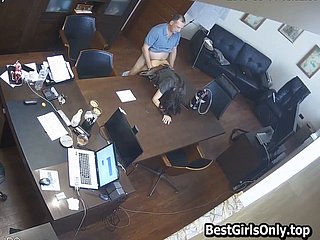 रूसी बॉस हिडन कैम पर कार्यालय में सचिव को चोदता है