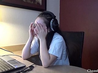 Lenna Lux 18 tuổi thủ dâm trong tai nghe