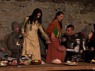 Wanita inform of berbagi pria dalam pesta abad pertengahan yang tepat