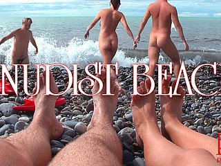 Spiaggia per nudisti - Giovane coppia nuda in spiaggia, coppia di adolescenti nudi