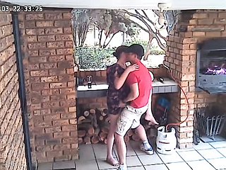 SPYCAM: CC TV Selfing Victualling زوجين سخيف على الشرفة الأمامية من المحمية الطبيعية