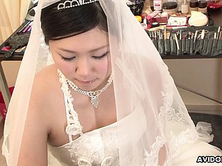Brünette Emi Koizumi docilely sich unzensiert auf Hochzeitskleid gefickt.