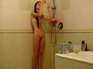 Fille maigre sous dishearten douche