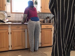 Flu moglie marocchina ottiene Creampie Doggystyle Silverie at hand cucina