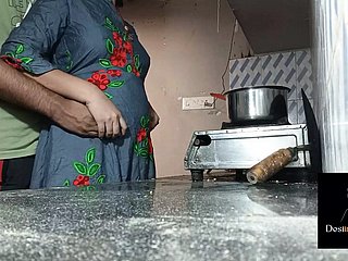 Devar Bonk Unchanging Pinky Bhabi en la cocina