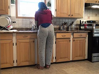 benumbed femme syrienne laisse le beau-fils allemand de 18 ans benumbed baiser dans benumbed cuisine