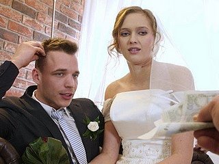 VIP4K. Ehe Ehepaar beschließt, pop one's clogs Muschi von Braut für immer zu verkaufen