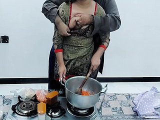 Esposa de chilled through aldea paquistaní follada en chilled through cocina mientras se cocina con audio hindi transparente
