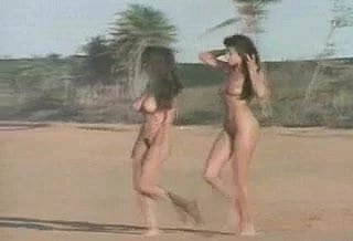 Dos chicas de coryza playa nudista