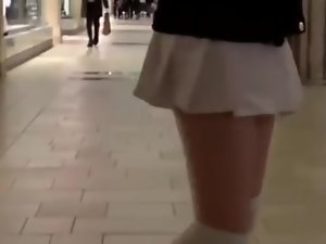 Подросток ходить в торговом центре с вибратором