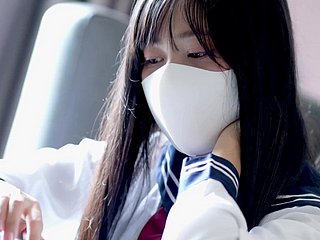 O que está escondido sob a calcinha de uma estudante japonesa?