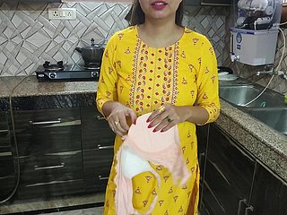 Desi Bhabhi stava lavando i piatti approximately cucina, poi venne suo cognato e disse Bhabhi Aapka Chut Chahiye Kya Dogi Hindi Audio