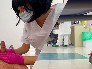 Perawat Mahasiswa Muda Baru Memeriksa Penis Saya Dan Saya Memiliki Slip-up