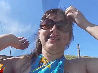 Esposa brasileña gordita desnuda en aloofness playa pública