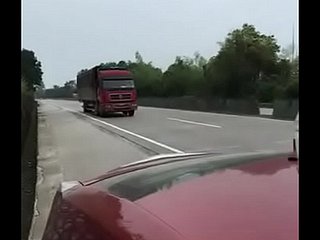 Chinese supplicant en zijn vriendin hebben seks encircling de motor car naast de snelweg