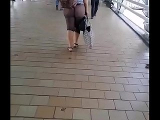La fille chinoise montrant laddie cul