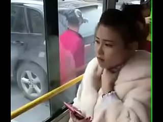 Chinees meisje kuste. Fro de bus.