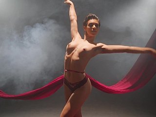Szczupła baletnica pokazuje przed kamerą autentyczny, erotyczny taniec merely