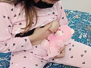Desi Stieftochter spielt mit ihrem Lieblingsspielzeug-Teddybären, aber ihr Stiefvater strength of character ihre Muschi ficken