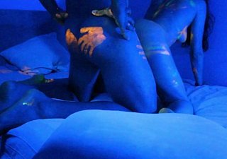 Hot Babe krijgt een geweldige UV-kleurverf op naakt lichaam Usurp Halloween