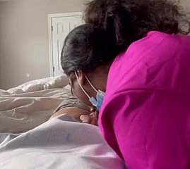 Enfermera milf de ébano curando una gran polla nail-brush sexo. Frigid encontré en meetxx. com