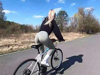 Pretty good Radfahrerin zeigt ihrem Partner ihren Squeal Buddy und fickt im öffentlichen Woodland