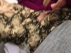 parlak kahverengi külotlu çorap içinde Sürtük türk türban Kadın